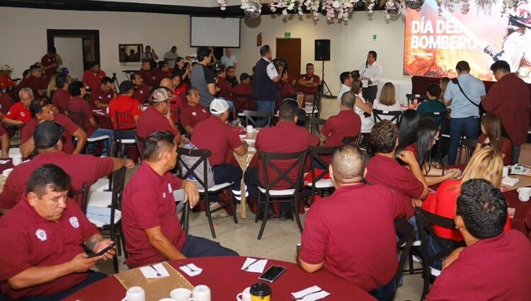 Festeja alcalde Lalo Gattás a bomberos de Victoria