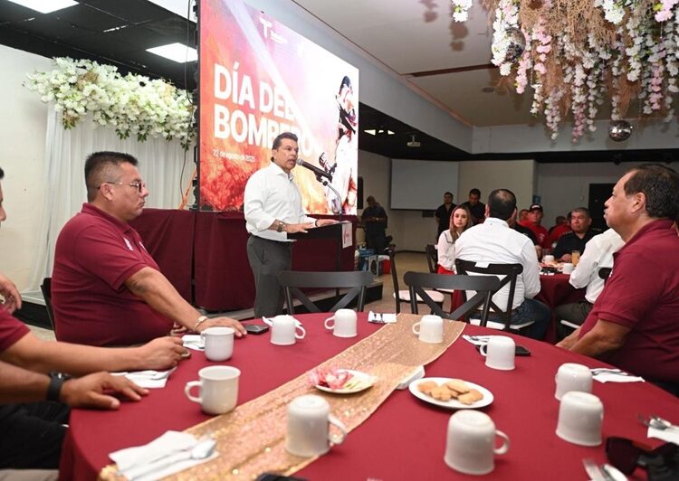 Festeja alcalde Lalo Gattás a bomberos de Victoria