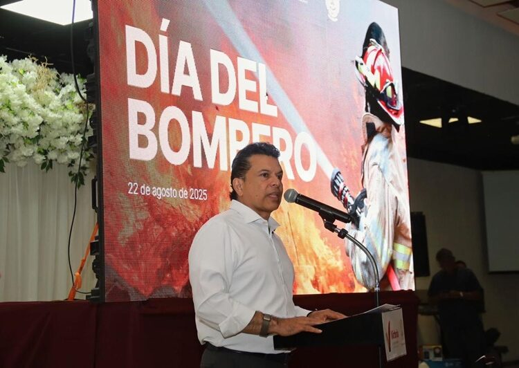 Festeja alcalde Lalo Gattás a bomberos de Victoria