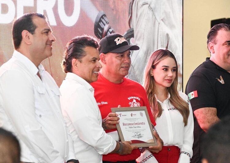 Festeja alcalde Lalo Gattás a bomberos de Victoria