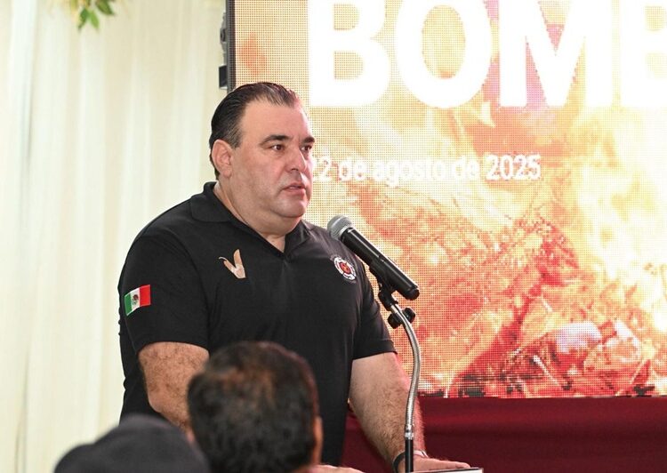 Festeja alcalde Lalo Gattás a bomberos de Victoria
