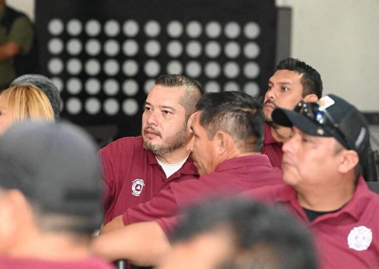 Festeja alcalde Lalo Gattás a bomberos de Victoria