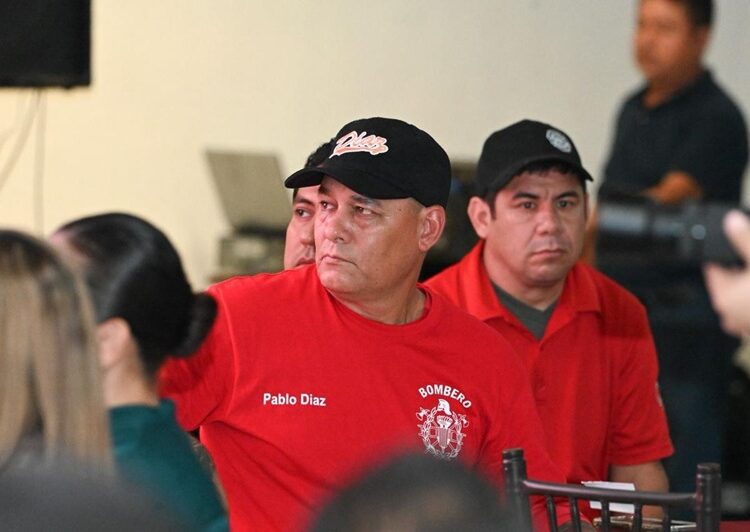 Festeja alcalde Lalo Gattás a bomberos de Victoria