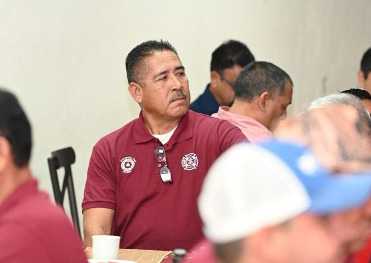 Festeja alcalde Lalo Gattás a bomberos de Victoria