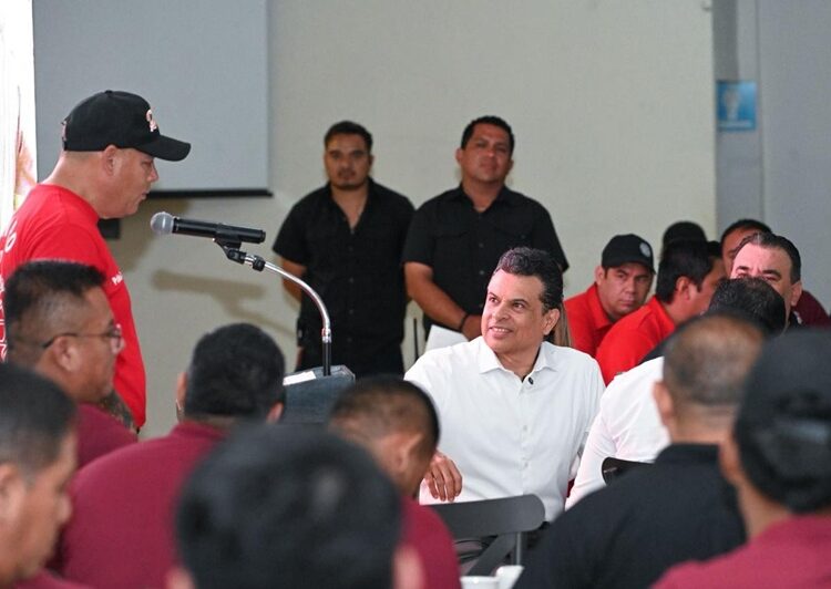 Festeja alcalde Lalo Gattás a bomberos de Victoria