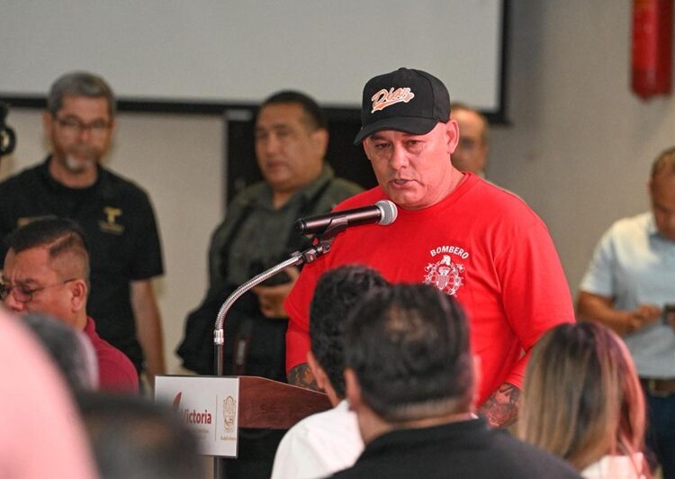 Festeja alcalde Lalo Gattás a bomberos de Victoria