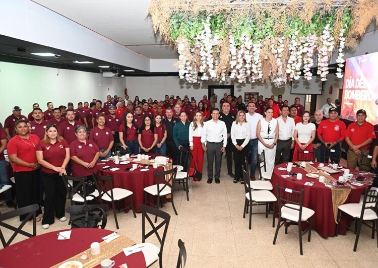 Festeja alcalde Lalo Gattás a bomberos de Victoria