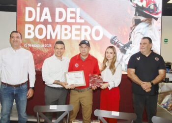 Festeja alcalde Lalo Gattás a bomberos de Victoria