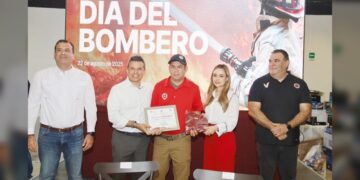 Festeja alcalde Lalo Gattás a bomberos de Victoria