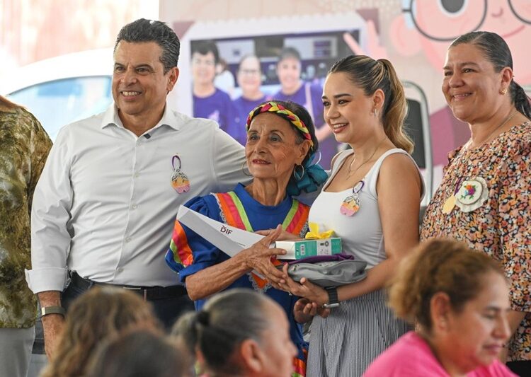 Festejan Lucy y Lalo a los abuelitos del DIF Victoria
