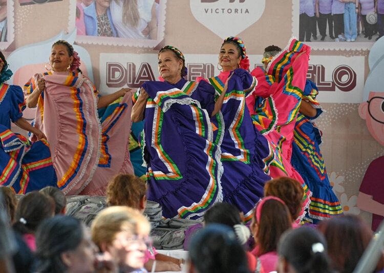 Festejan Lucy y Lalo a los abuelitos del DIF Victoria