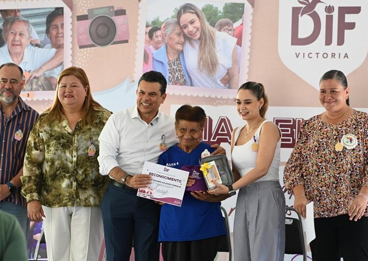 Festejan Lucy y Lalo a los abuelitos del DIF Victoria