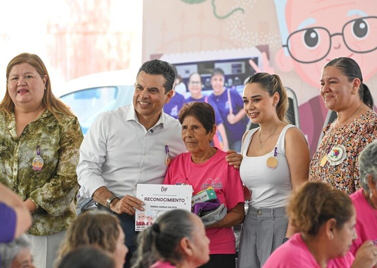 Festejan Lucy y Lalo a los abuelitos del DIF Victoria
