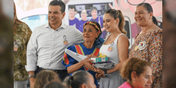 Festejan Lucy y Lalo a los abuelitos del DIF Victoria