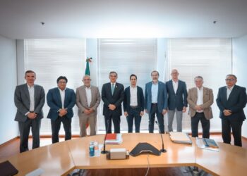 Gestiona gobernador AVA, con Banobras, recursos para carreteras, puentes y Puerto del Norte