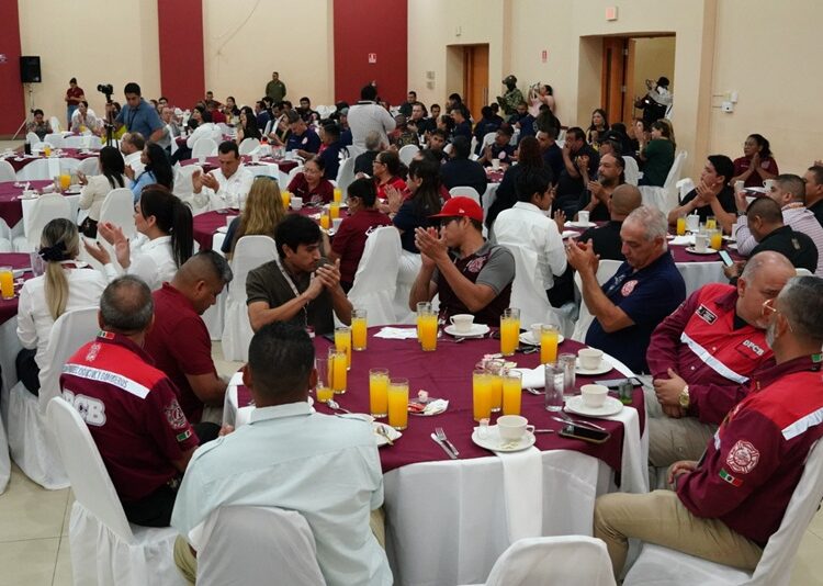 Gobierno Municipal celebra a los bomberos de NLD