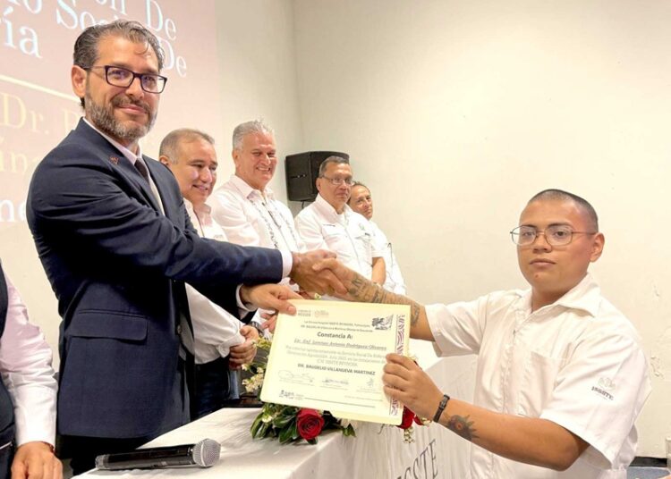 Gradúa ISSSTE Tamaulipas a 4 enfermeros pasantes en emotiva ceremonia