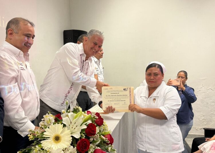 Gradúa ISSSTE Tamaulipas a 4 enfermeros pasantes en emotiva ceremonia