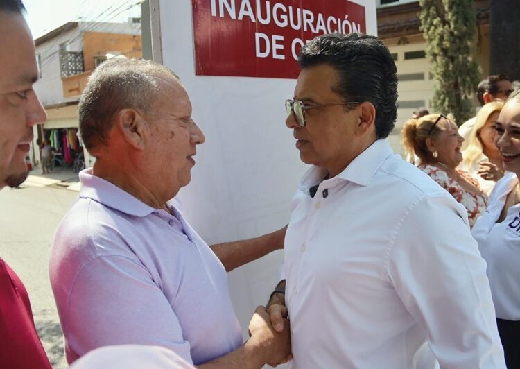 Habitantes de Lomas de Calamaco reciben 2 calles más pavimentadas