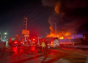 Se registró fuerte incendio en recicladora sobre la carretera Monterrey–Reynosa