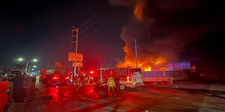 Se registró fuerte incendio en recicladora sobre la carretera Monterrey–Reynosa