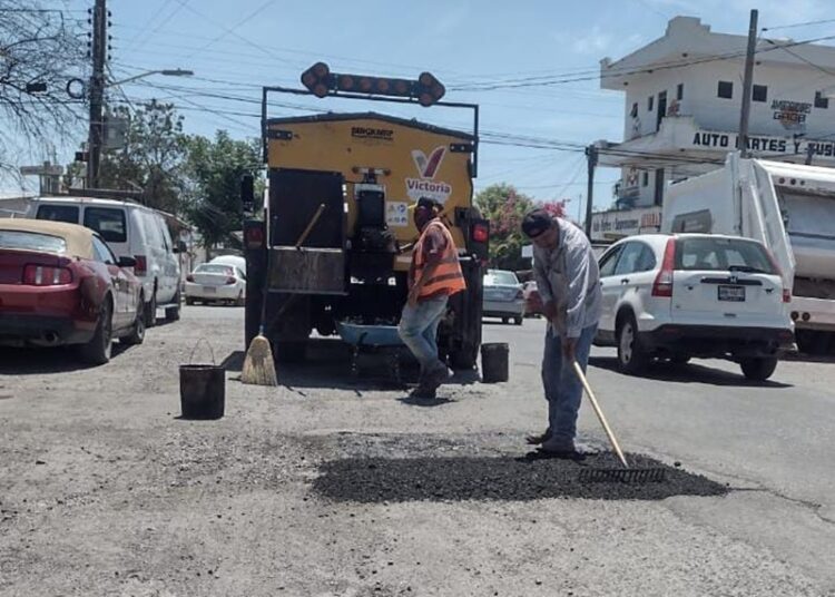 Intensifica Gobierno bacheo en colonias de Victoria