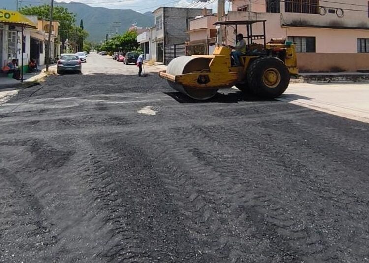 Intensifica Gobierno bacheo en colonias de Victoria