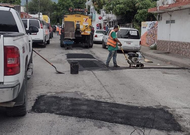 Intensifica Gobierno bacheo en colonias de Victoria