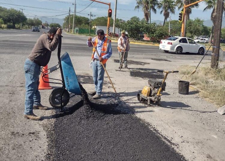 Intensifica Gobierno bacheo en colonias de Victoria