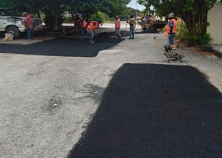 Intensifica Gobierno bacheo en colonias de Victoria