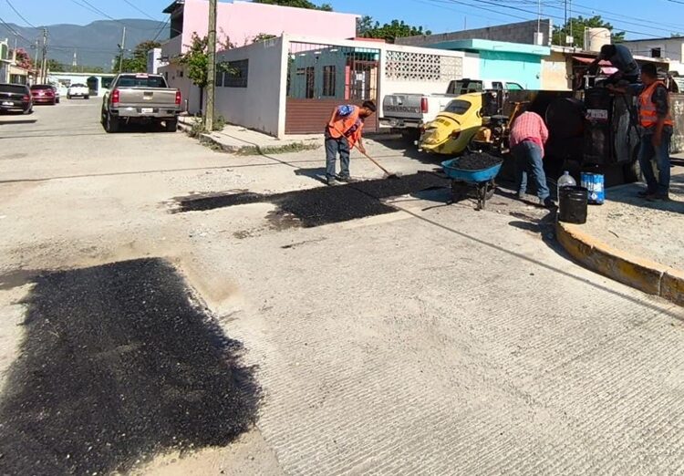 Intensifica Gobierno bacheo en colonias de Victoria
