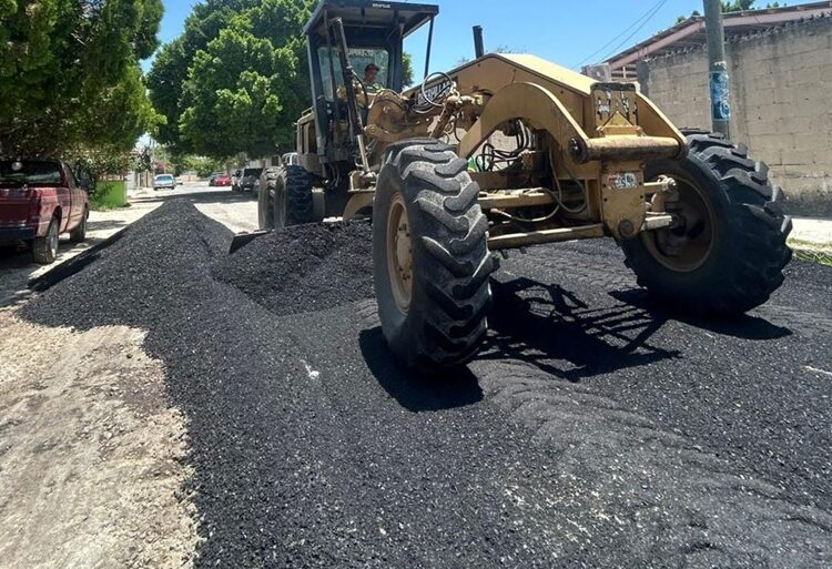 Intensifica Gobierno bacheo en colonias de Victoria