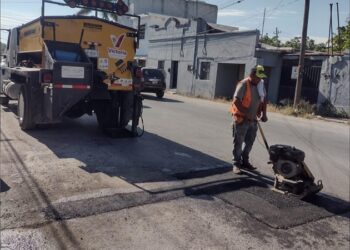 Intensifica Gobierno bacheo en colonias de Victoria