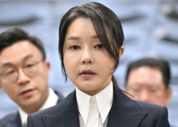 Arrestan a exprimera dama de Corea del Sur por corrupción y abuso de poder