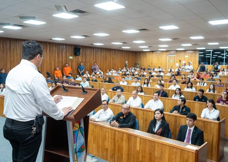 Más de 6,500 estudiantes de la UAT reciben beca