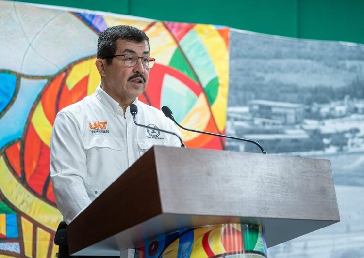 Más de 6,500 estudiantes de la UAT reciben beca