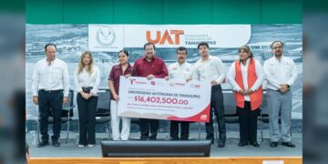 Más de 6,500 estudiantes de la UAT reciben beca