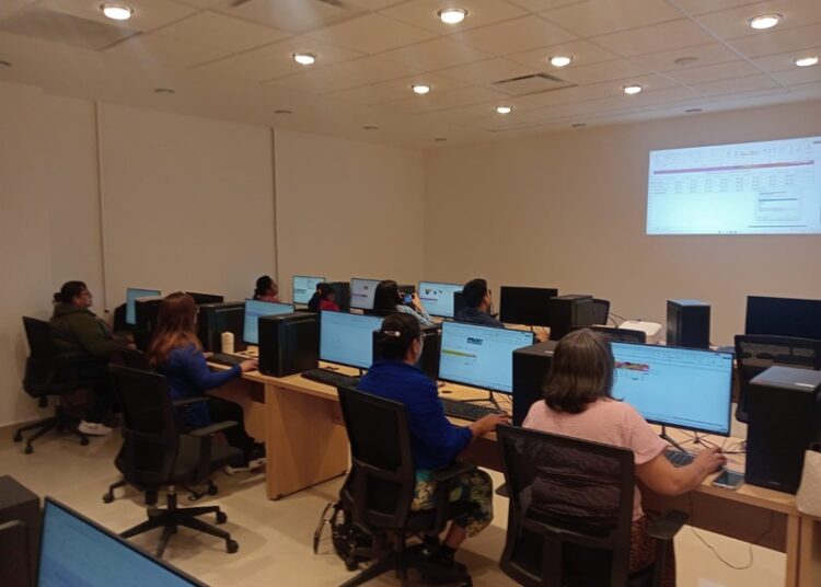 Mujeres, jóvenes y adultos culminan curso de computación en la INFOTECA