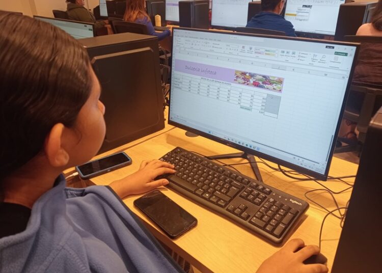 Mujeres, jóvenes y adultos culminan curso de computación en la INFOTECA