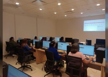 Mujeres, jóvenes y adultos culminan curso de computación en la INFOTECA