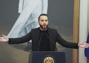 Defiende Bukele reformas que eliminan límites a la reelección presidencial