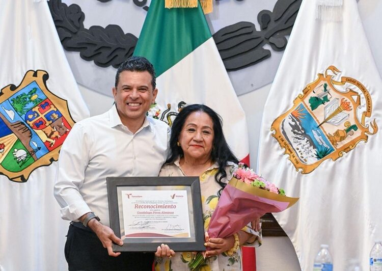 Reconoce Cabildo trayectoria de la Mtra. Lupita Perea Almanza