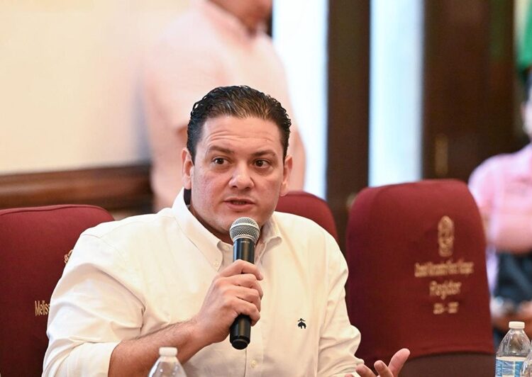 Reconoce Cabildo trayectoria de la Mtra. Lupita Perea Almanza