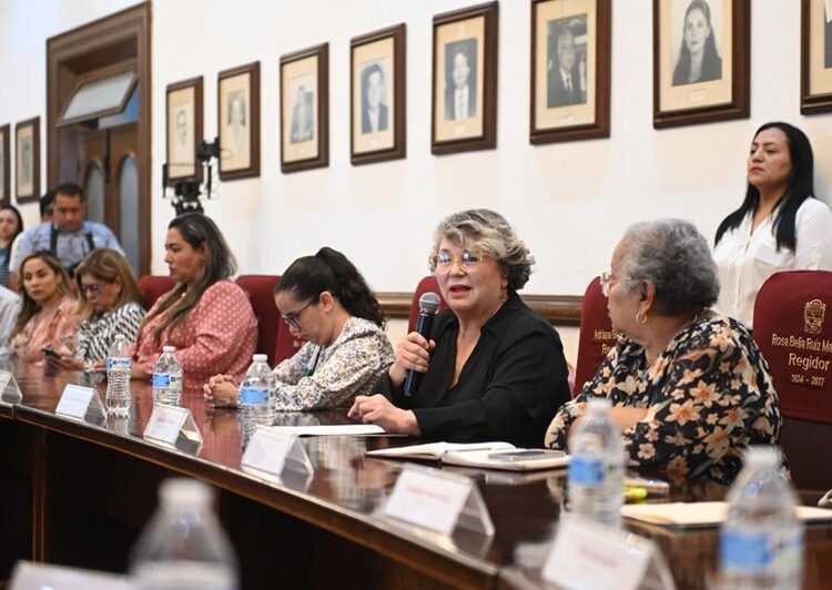Reconoce Cabildo trayectoria de la Mtra. Lupita Perea Almanza