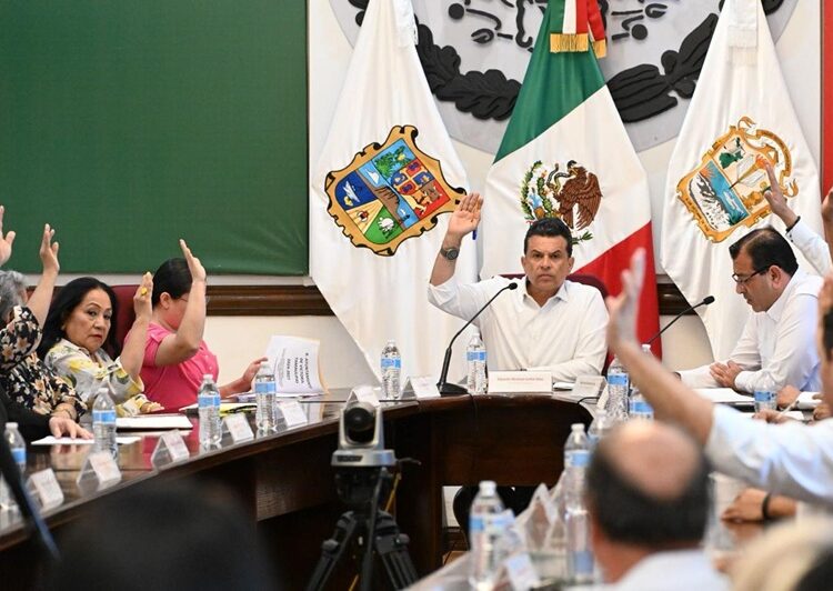 Reconoce Cabildo trayectoria de la Mtra. Lupita Perea Almanza