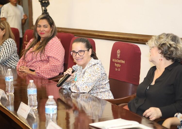 Reconoce Cabildo trayectoria de la Mtra. Lupita Perea Almanza