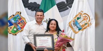 Reconoce Cabildo trayectoria de la Mtra. Lupita Perea Almanza