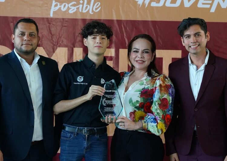 Reconoce Carmen Lilia Canturosas a jóvenes destacados de NLD