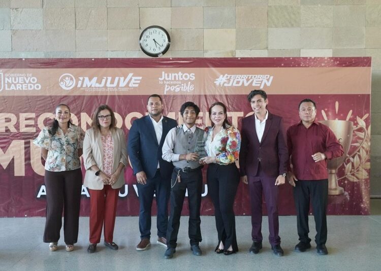 Reconoce Carmen Lilia Canturosas a jóvenes destacados de NLD