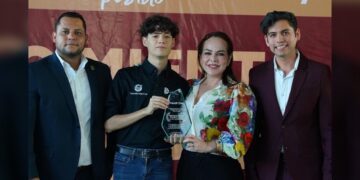 Reconoce Carmen Lilia Canturosas a jóvenes destacados de NLD